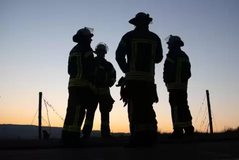 Feuerwehrleute nach einem Einsatz: höhere Ausgaben für den Katastrophenschutz und Kosten für neue Feuerwache im städtischen Etat Feuerwehrleute nach einem Einsatz: höhere Ausgaben für den Katastrophenschutz und Kosten für neue Feuerwache im städtischen Etat