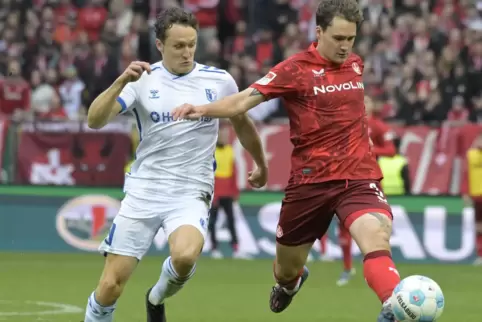 Florian Kleinhansl (rechts) hat Erik Wekesser auf der linken Außenbahn aus der Stammformation des FCK verdrängt. 