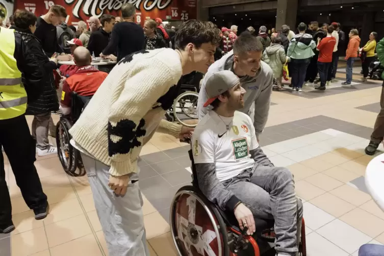 Florian Kleinhansl (links) und Tobias Raschl (rechts) beim Rolli-Tag des FCK in der Nordhalle des Fritz-Walter-Stadions.