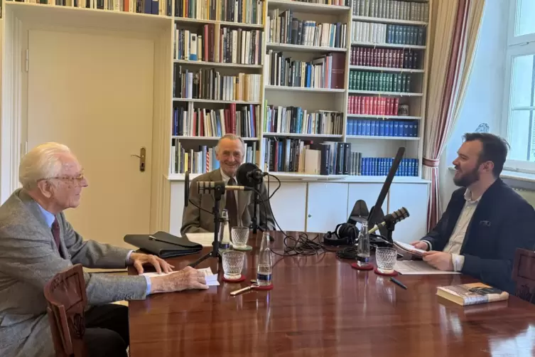 Herzog Franz von Bayern, Herzog Max Emanuel in Bayern und Timo Ben&szlig; bei der Podcast-Aufnahme im Schloss Nymphenburg.