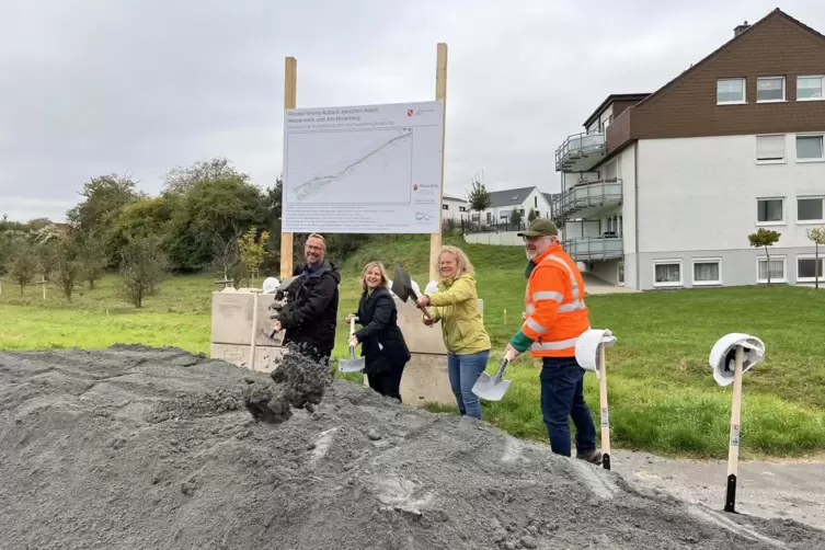 Pressetermin mit Nachwirkung: Landesministerin Katrin Eder (Mitte links) und die Mainzer Umweltbürgermeisterin Janina Steinkrüge
