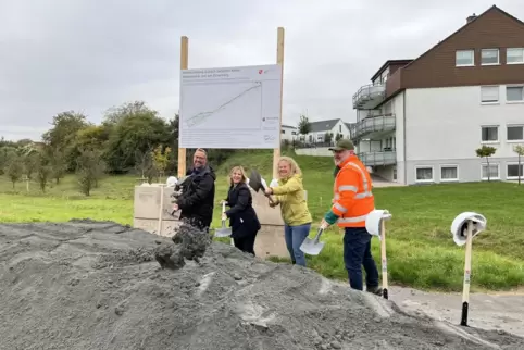 Pressetermin mit Nachwirkung: Landesministerin Katrin Eder (Mitte links) und die Mainzer Umweltbürgermeisterin Janina Steinkrüge