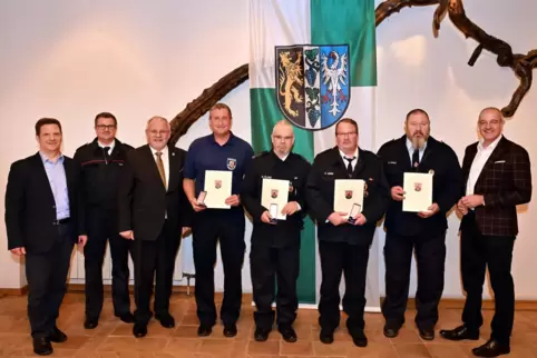 Ehrende und Geehrte aus der Verbandsgemeinde Leiningerland (von links): Bürgermeister Frank Rüttger, stellv. Wehrleiter Steffen 