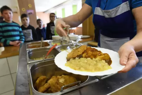 Gekocht, runtergekühlt, aufgewärmt: Ab 2025 ändert sich das System fürs Schulessen in der VG Leiningerland. 