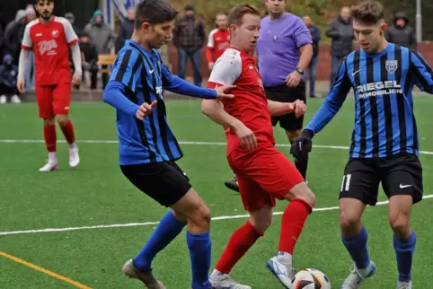 Sebastian Schmidt (Mitte) von Rot-Weiss Seebach hatte meist zwei Gegenspieler der Gäste aus Speyer auf Distanz zu halten.