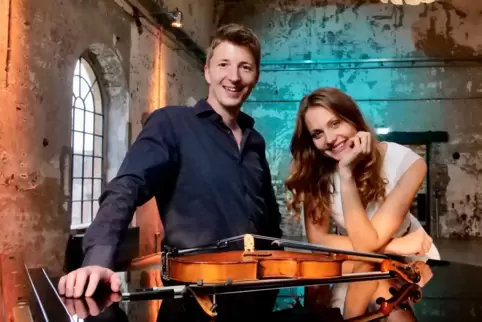 Geigerin Anna Dorothea Mutterer und Pianist Timo Böcking spielen am Donnerstag Werke vom Barock bis zu den „Beatles“. 