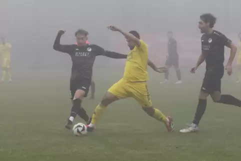 Im Nebel: Felix Metzinger (links), hier im Heimspiel gegen den FV Dudenhofen, gelang beim VfB Bodenheim der zwischenzeitliche Au
