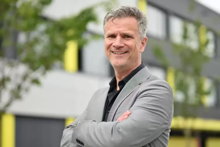 Steffen Wagner, Schulleiter an der IGS, lädt Schülerinnen und Schüler zum Berufsorientierungstag ein. 