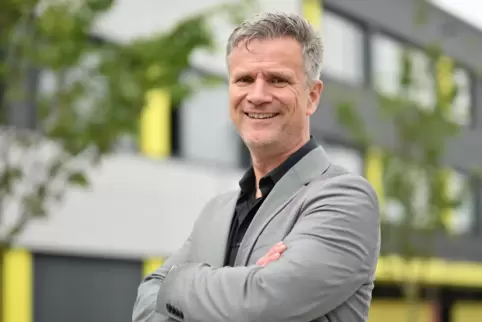 Steffen Wagner, Schulleiter an der IGS, lädt Schülerinnen und Schüler zum Berufsorientierungstag ein. 