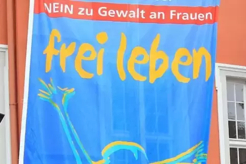 Am Montag werden Fahnen in der Maximilianstraße gehisst.