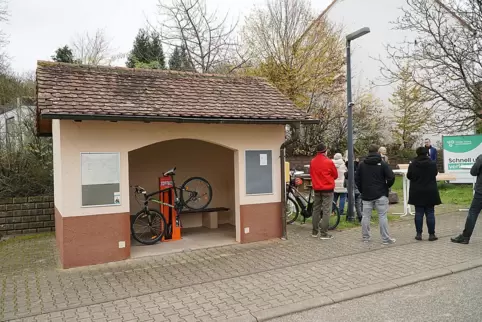 Die Fahrrad-Servicestation ist im ehemaligen Buswartehäuschen. 