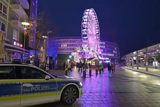 Ludwigshafen: Die Polizei zeigt Präsenz, Poller auf dem Berliner Platz versperren die Zufahrt.