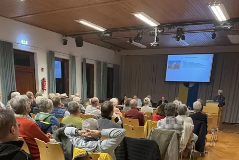 Die Einwohnerversammlung mit Eleonore Beinghaus am Mikrofon. Sie stellt die Initiative „Unser Dorf hat Zukunft“ vor. 
