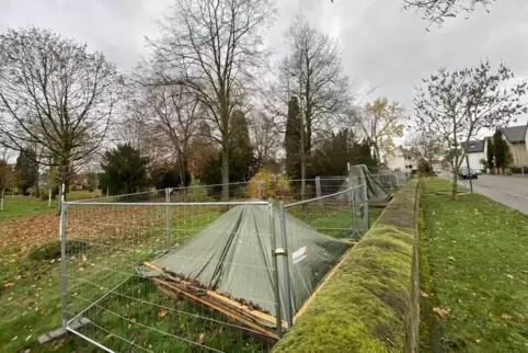 Nein, auf dem Alten Friedhof war nicht der Verhüllungskünstler Christo am Werk. Die Planen sollen die provisorischen Holzpodeste