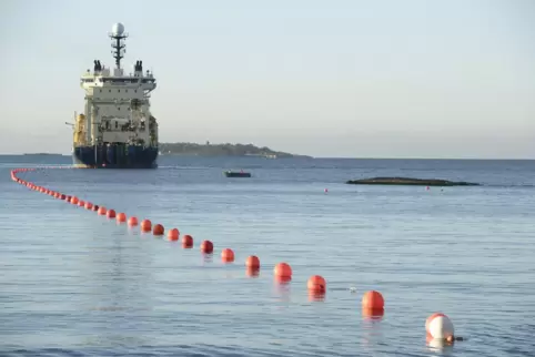  Das Installationsschiff „Ile de Brehat“ verlegt in Finnland das Sea-Lion-Unterseekabel. 