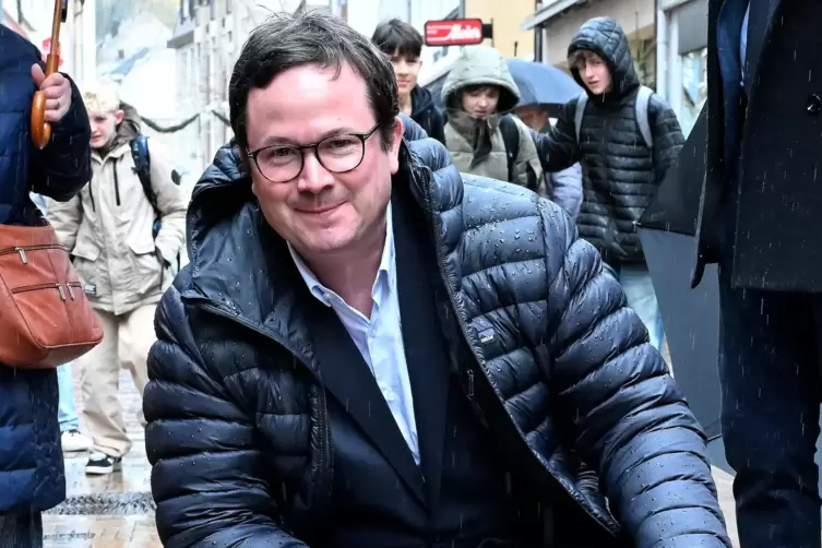 Sebastian Fürst enthüllt „seine“ Bronzeplatte.