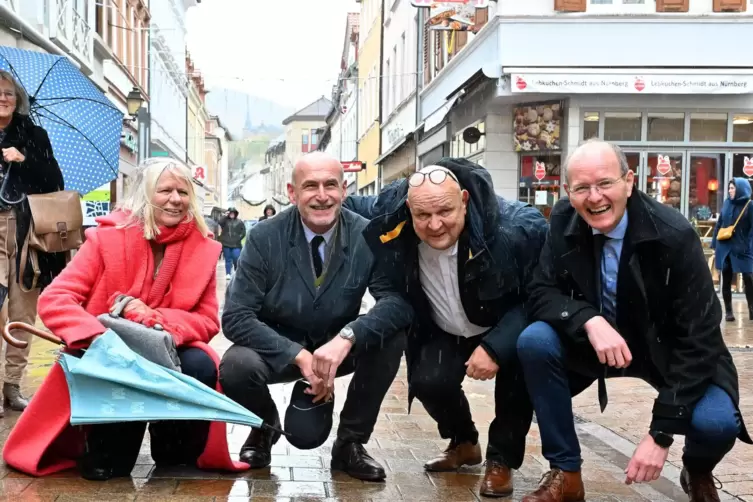 Andrea Meininger-Apfel, Eric Kohler, Christoph Meininger und Stefan Ulrich lie&szlig;en sich vom Regen die gute Laune nicht verderben.