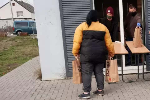 Die ÖFG teilt an Bedürftige Lebensmittel aus. 