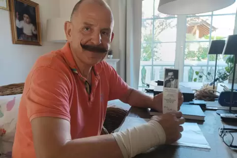 War 25 Jahre Bürgermeister: Ulrich Christmann hält einen Flyer für seine erste Wahl zum Bürgermeister 1999 in der Hand.