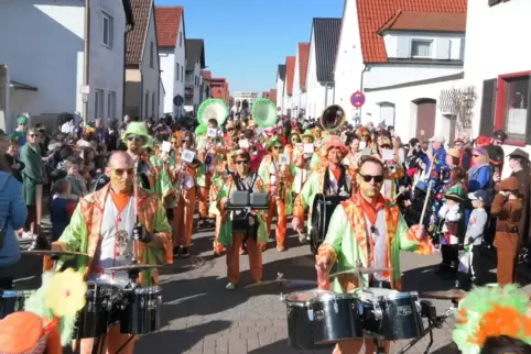 Wird in der Verbandsgemeinde Rheinauen groß geschrieben: die Fasnacht, hier sind die Waldsemer Gasserassler beim Umzug zu sehen.
