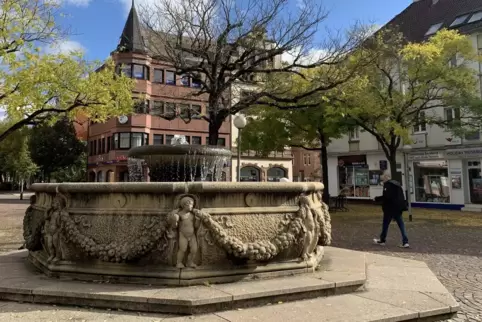 Bisher trägt der Brunnen auf dem Zweibrücker Hallplatz den Namen König-Ludwig-Brunnen. Bisher trägt der Brunnen auf dem Zweibrücker Hallplatz den Namen König-Ludwig-Brunnen.