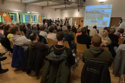 Blick ins volle Bürgerhaus bei der Einwohnerversammlung. 