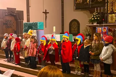 Die Kinder der Kindertagesstätte Sankt Laurentius haben kürzlich in der katholischen Kirche das Martinsspiel aufgeführt. Mit ein