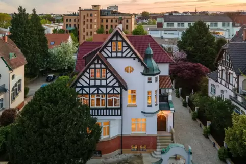 Weiße Villa: Sanierungsobjekt vor der alten Filzfabrik. 