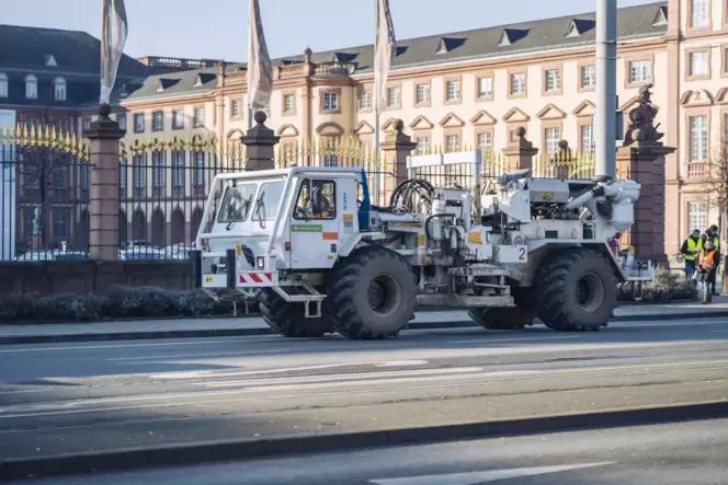 Mit einem solchen »Vibro-Truck« werden seismische Messungen vorgenommen– hier vorm Mannheimer Schloss. Mit einem solchen »Vibro-Truck« werden seismische Messungen vorgenommen– hier vorm Mannheimer Schloss.