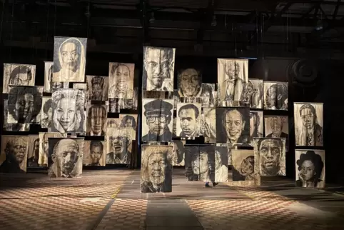 Blickfang: Die Installation „The Souls of Black Folk“ (2020) von Roméo Mivekannin. Sie besteht aus 68 Porträts von Künstlern, Po