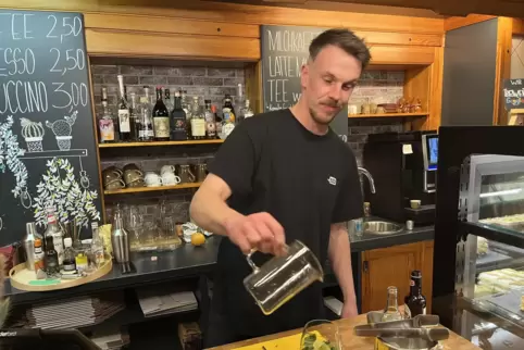 Artur Kramer ist gelernter Gesundheits- und Krankenpfleger. Mit der Cocktailbar macht der 32-Jährige seine Leidenschaft zum Beru