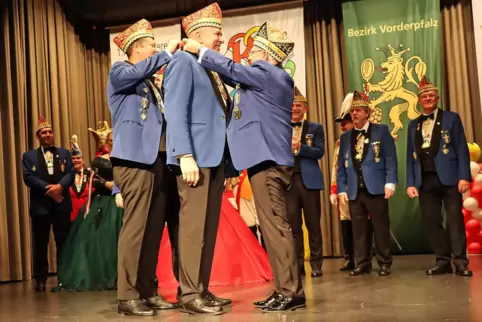 Karlheinz Ungefehr erhält aus den Händen von Präsident Jürgen Leßmeister und Vize-Präsident Andreas Müss die Verdienstmedaille i