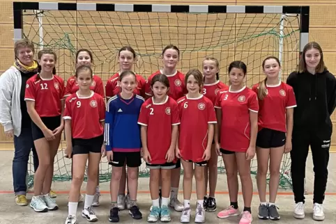 Das Team der HFG-Handball-Mädchen der Altersklasse U14 – vorne von links Sophia Kraus, Carlotta Cicciari, Emma Creuzburg, Leonie