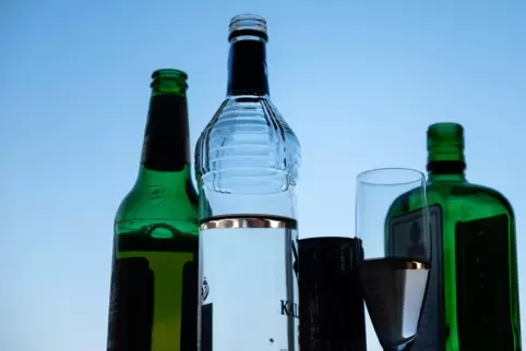 Alkohol ist weiterhin eine besonders stark verbreitete Droge. Alkohol ist weiterhin eine besonders stark verbreitete Droge.