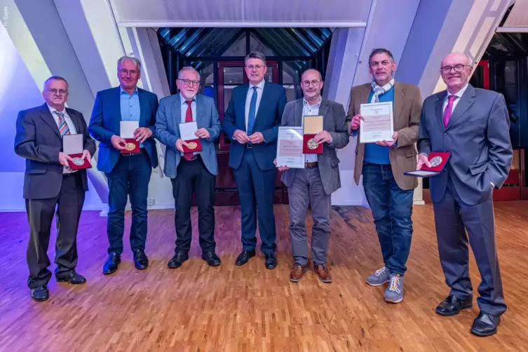 Die Geehrten (von links) mit Verbandsbürgermeister Torsten Blank (MItte): Roland Mayer, Helmut Leonhard, Bernd Flaxmeyer, Dieter