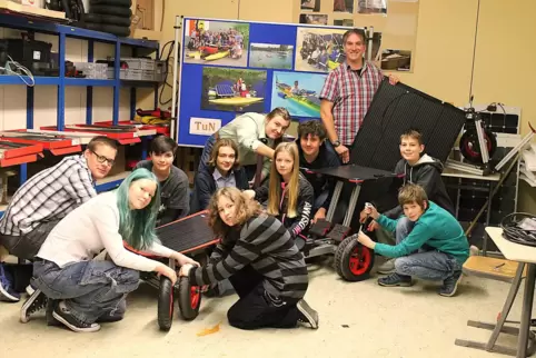 Die Schülerinnen und Schüler aus den Klassenstufen 8 bis 10 schrauben am Solarcar. 