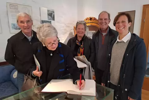 Eintrag ins Gästebuch im August Becker Museum (von links): Bob Brown, Cathy Koch-Nikolaus, Susan Brown, James Koch, Kathrin Flor