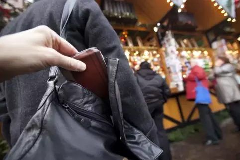 Taschen sollten unbedingt verschlossen sein.