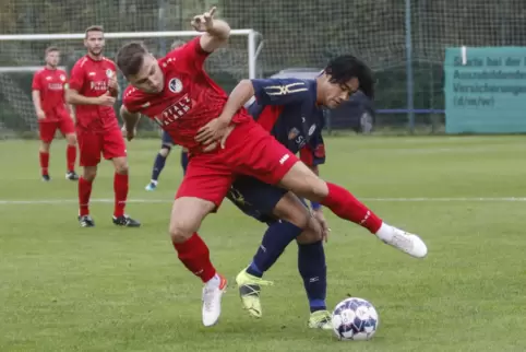 Im Klammergriff: Jonas Krautschneider (vorne) vom TuS Steinbach. Rechts Yuki Maki vom FC Basara Mainz. Szene aus einer Partie im