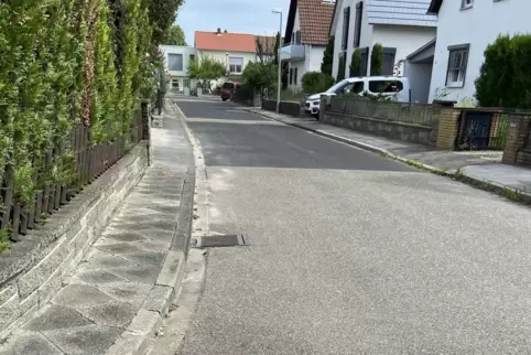 Schmaler Gehweg im Röntgenweg: Könnten hier Parkplätze hin?
