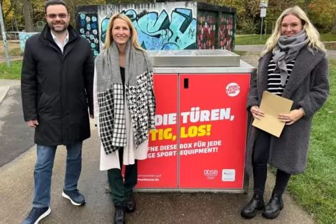Sportamtsleiter Thomas Deller, die städtische Beigeordnete Christina Rauch und Sportamt-Mitarbeiterin Steffi Baumann (von links) Sportamtsleiter Thomas Deller, die städtische Beigeordnete Christina Rauch und Sportamt-Mitarbeiterin Steffi Baumann (von links)