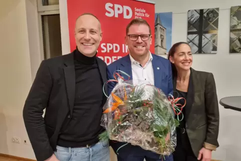Blumen für den Kandidaten (von links): Unterbezirksvorsitzender Gregory Scholz, Christian Schreider und Magali Leidig-Petermann,