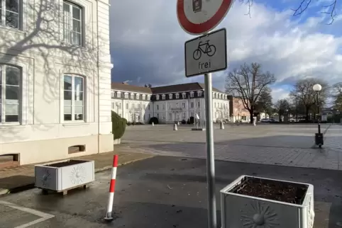 Die rotweiße Stange zwischen den Blumenkübeln lässt sich mit einem Dreikantschlüssel aus ihrer Verankerung lösen. Die rotweiße Stange zwischen den Blumenkübeln lässt sich mit einem Dreikantschlüssel aus ihrer Verankerung lösen.