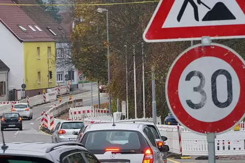 An der Ernstweiler Kirche trifft der Verkehr aus Richtung Innenstadt, Baumarkt und Ernstweiler/Einöd aufeinander.