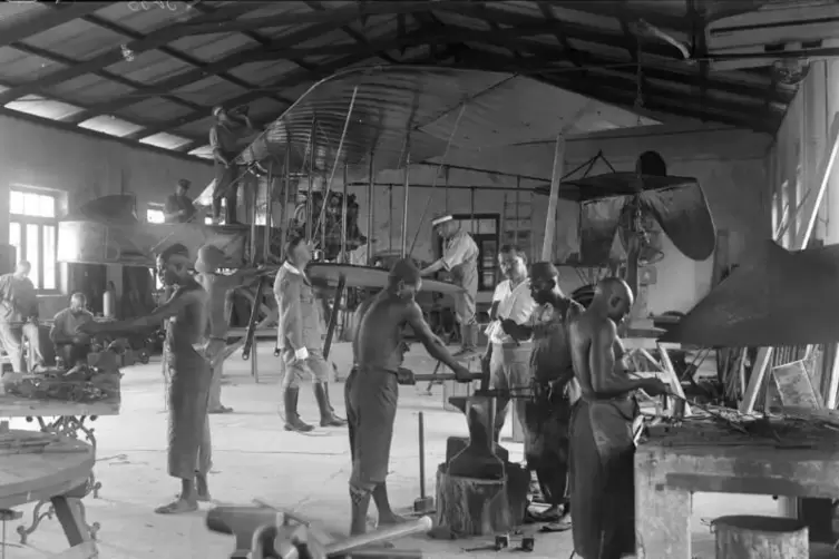 Der Umbau des Pf&auml;lzer Flugzeuges erfolgte in einer Schmiede bei Daressalam.