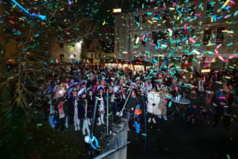 Stimmungsvoll: die Narren unter Konfetti-Regen vor dem Rathaus in Waldsee. 