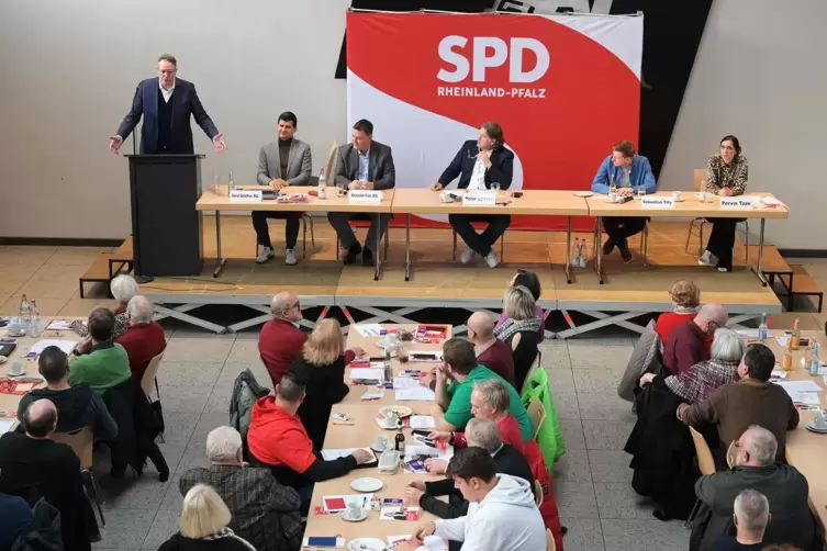 Die SPD w&auml;hlt Angelika Gl&ouml;ckner zur Bundestagskandidatin, am Mikrofon Alexander Schweitzer