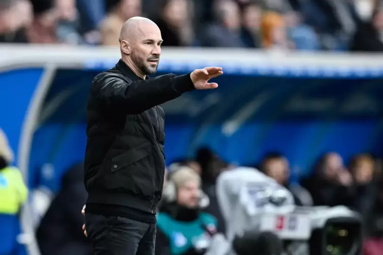 Hoffenheims neuer Trainer Christian Ilzer (rechts) feierte mit dem sp&auml;ten Sieg gegen RB Leipzig ein perfektes Deb&uuml;t an der Seite