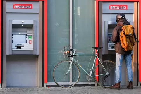 Es kommt kein Geld mehr aus dem Automaten, weil das Konto gepfändet wurde? Spätestens jetzt wäre es sinnvoll, über ein Pfändungs