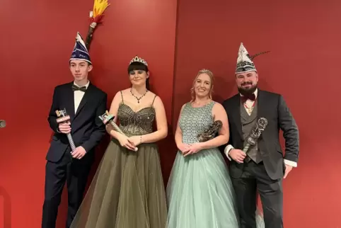 Das Jugendprinzenpaar Paul I. Schweitzer und Helena I. Zeiß sowie das Prinzenpaar Lena I. und Marius I. Knauth. 